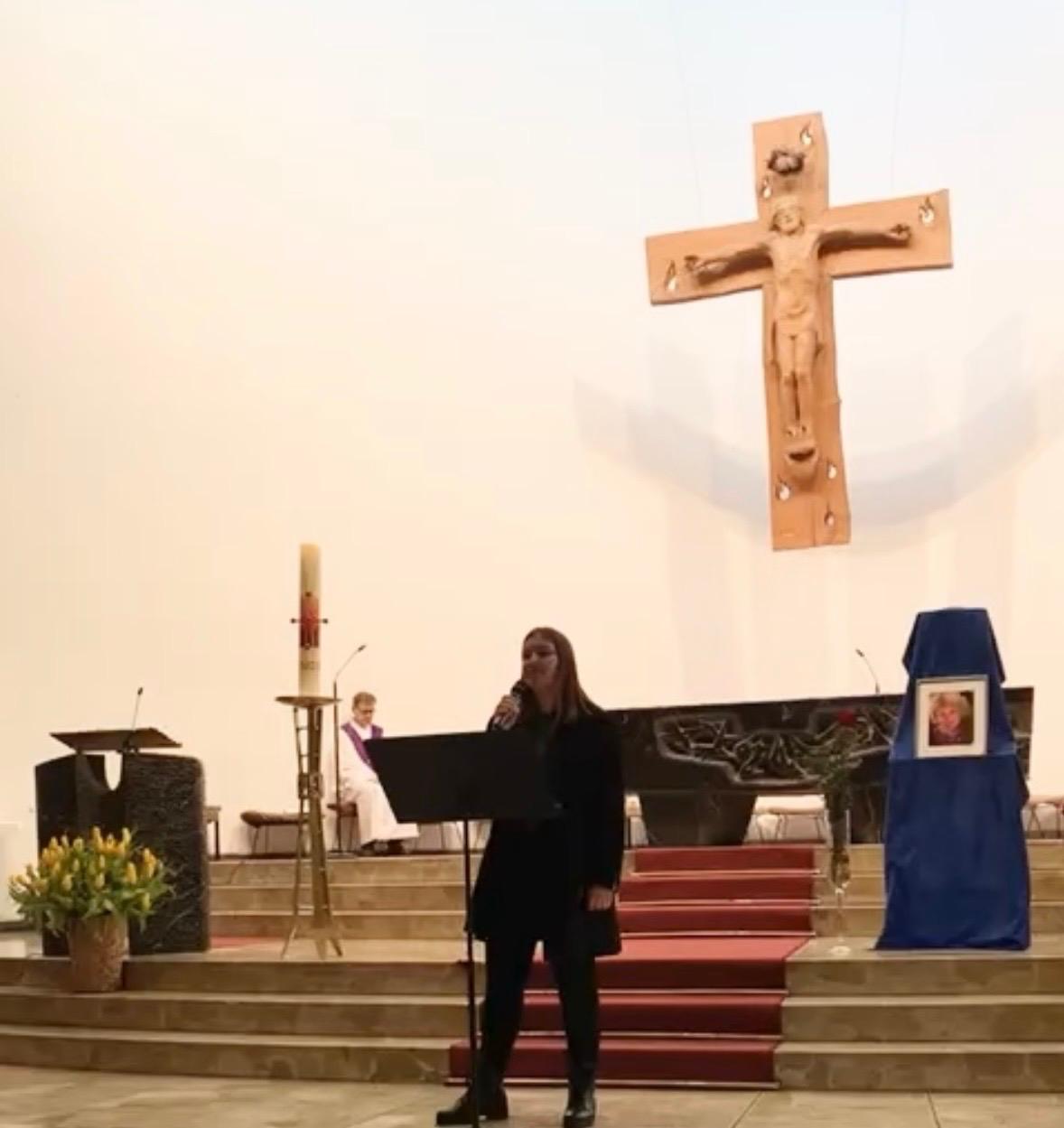 Sängerin für Trauerfeiern – würdevoller Gesang in der Kirche, Ulm